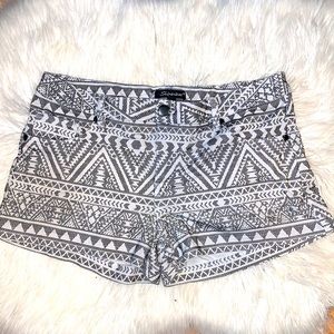 Pattern black and white shorts